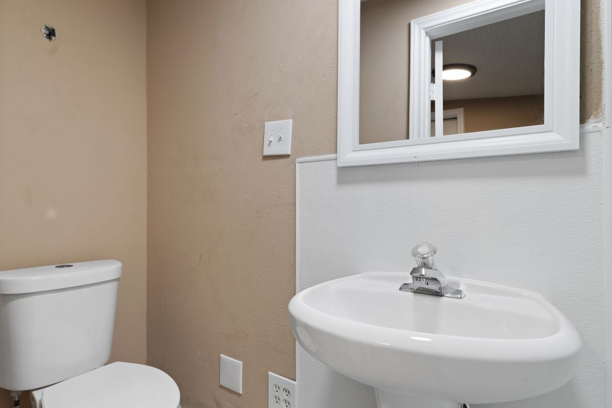 Building Photo - 9407 N Creek Dr