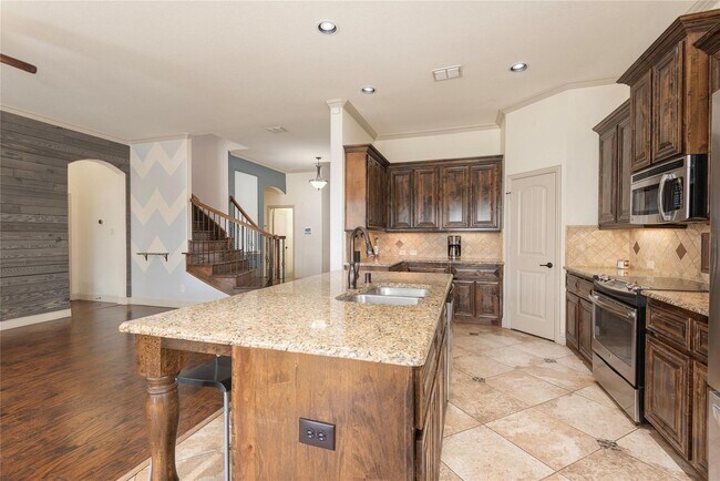 Building Photo - Oak Point Beauty