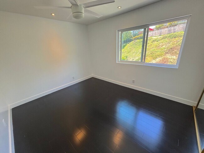 Building Photo - Clean 2 bedroom condo located near downtown Fullerton