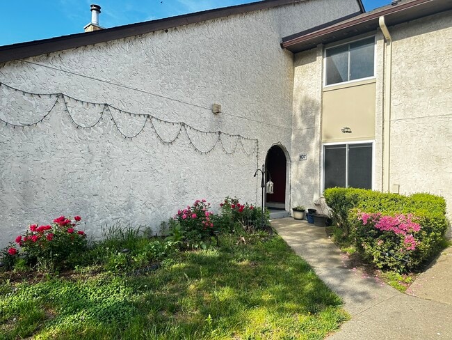 Building Photo - 107 Thoreau Dr