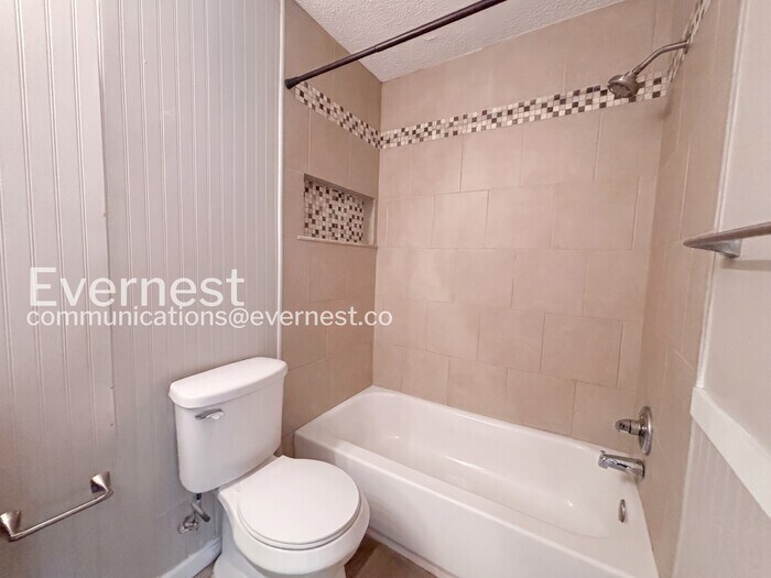 Building Photo - 2719 Meadowgrass Ln