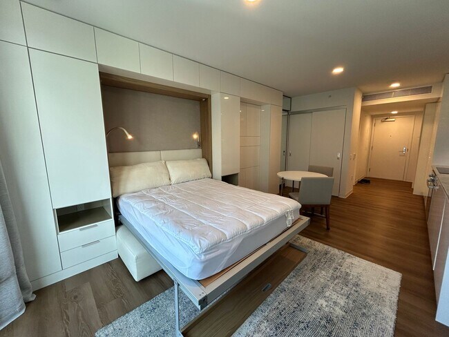 Building Photo - 2505