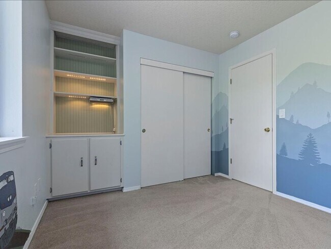Building Photo - FOR RENT: MRS. CLEAN LIVED HERE! LOVELY HILLSBORO HOME AVAILABLE NOW! 4 BED, 2.5 BATH, 2 CAR GAR,...