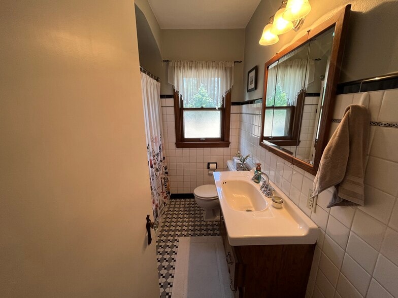 Bathroom - 3508 S Pine Ave