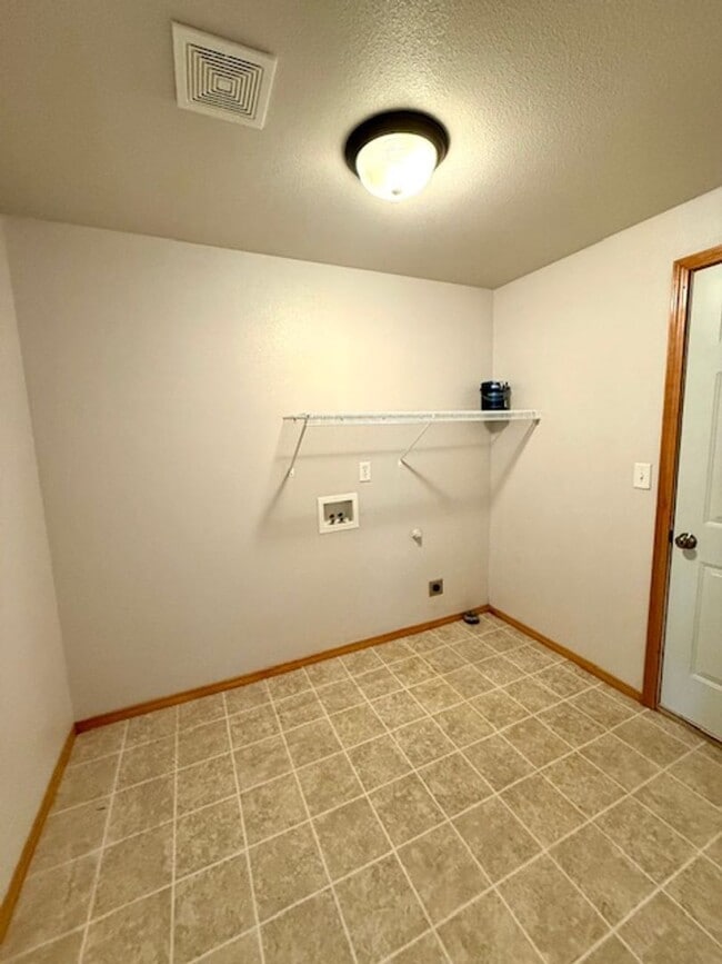 Building Photo - Lovely SE Single Story 3 Bedroom Home with Office!