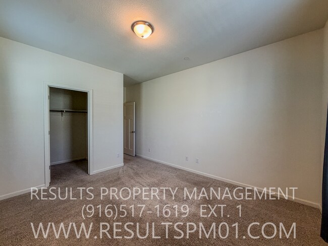 Building Photo - Beautiful Roseville 4 Bedroom Home