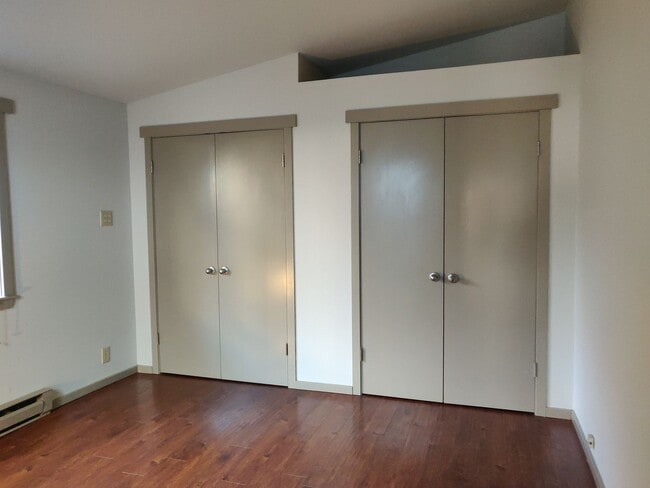 Building Photo - NW Bend 3x2 single-story hidden gem with huge fenced yard!