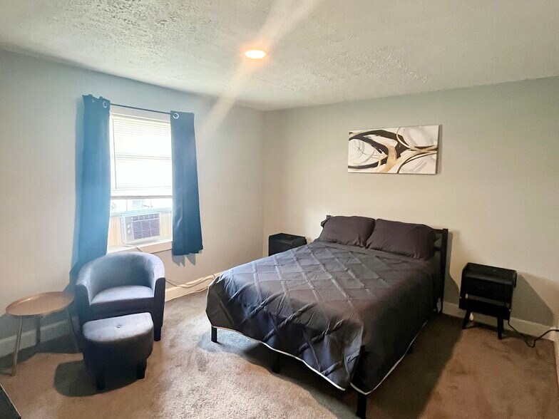 Building Photo - 645 Eastern Ave