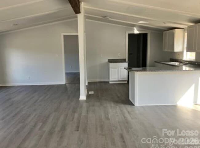 Building Photo - 141 Little Country Ln