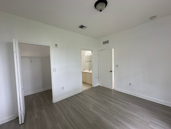 Building Photo - 2650 SE 16th Ter