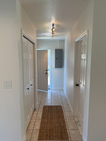 Building Photo - 2370 Lakeview Dr