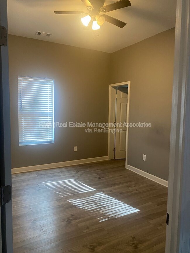 Building Photo - 609 N Hill St