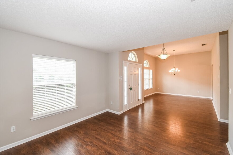 Building Photo - 14011 Crestwick Dr W