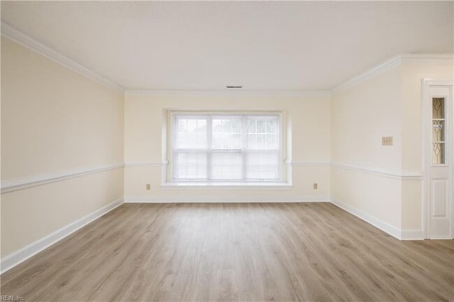 Building Photo - 670 Lord Dunmore Dr