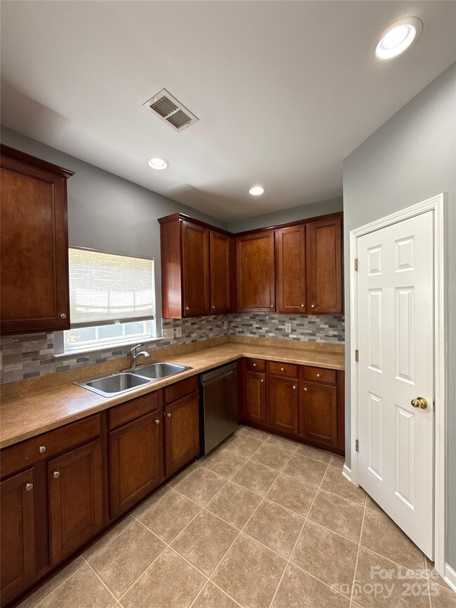 Building Photo - 4819 Abercromby St