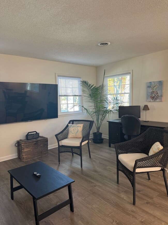 Building Photo - FULLY FURNISHED Wooded Oak Island area  3 Bed/1 Bath