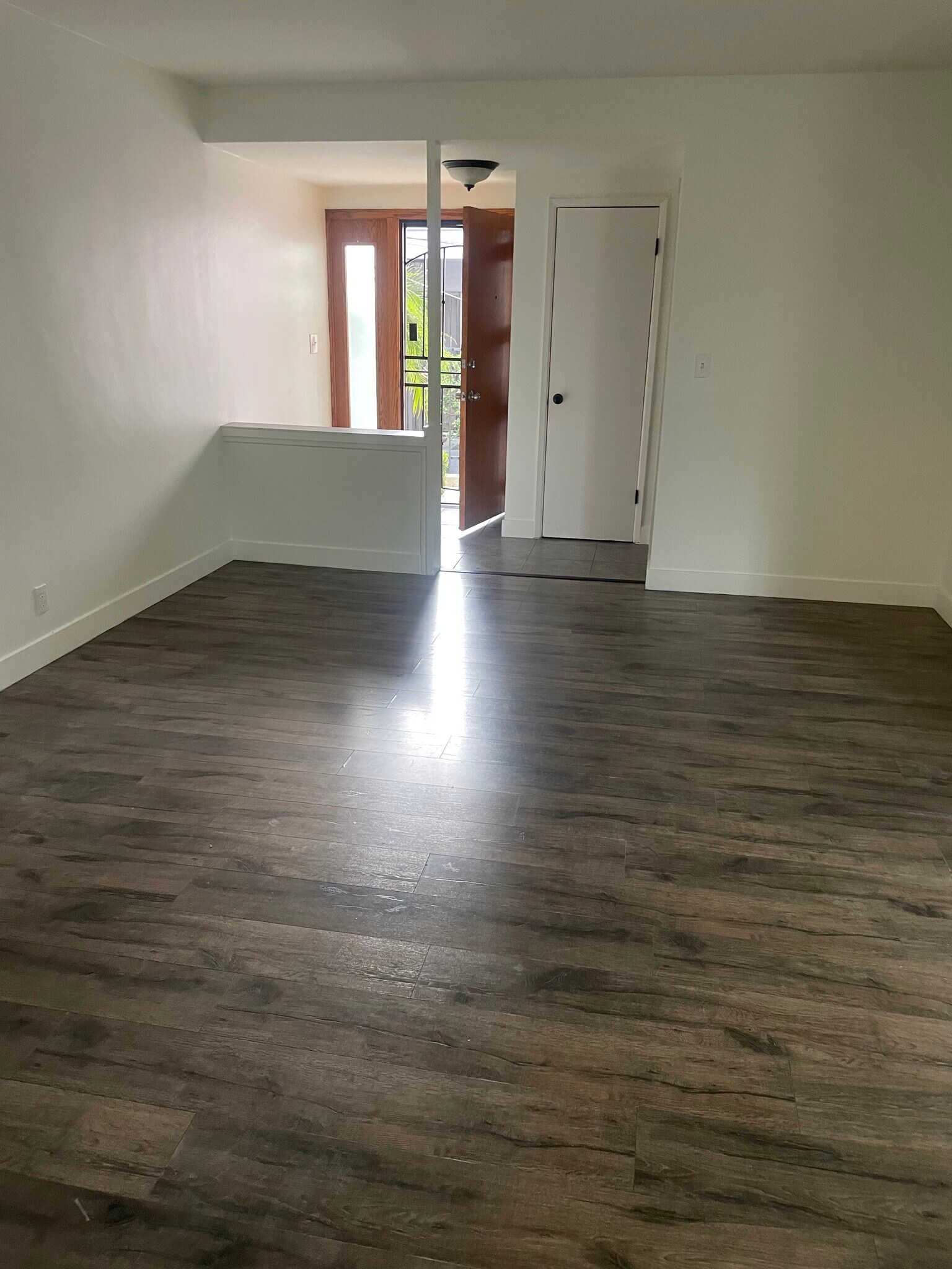 Building Photo - 10411 S Van Ness Ave