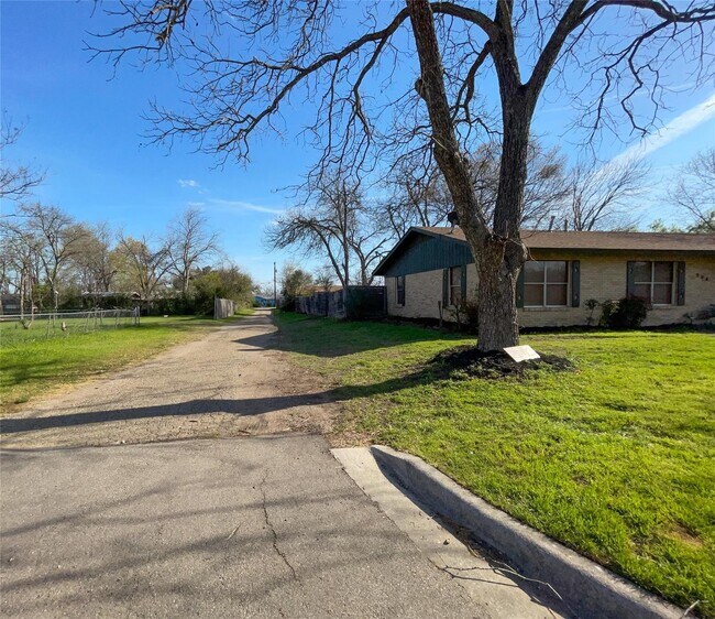 Building Photo - 204 E 18th St