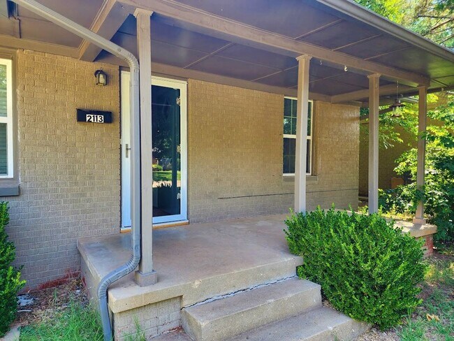 Building Photo - 2 Bed 1 Bath Plus Bonus Living/Office Cottage Style Home-The Village NW OKC