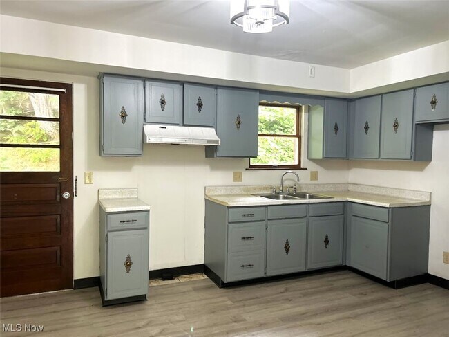 Building Photo - 3601 Beaumont Dr