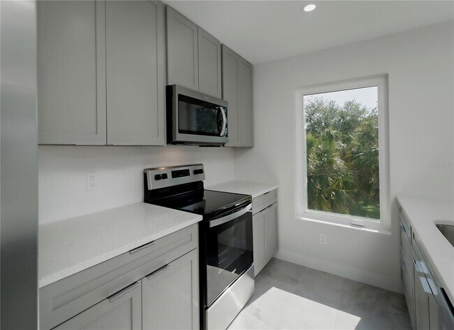 Building Photo - 310 Hibiscus St
