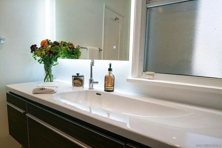 Building Photo - 2925 Graceland Way