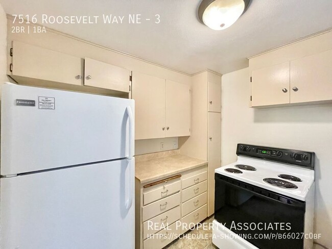 Building Photo - Spacious 2-bed/1-Bath Close to Green Lake!...