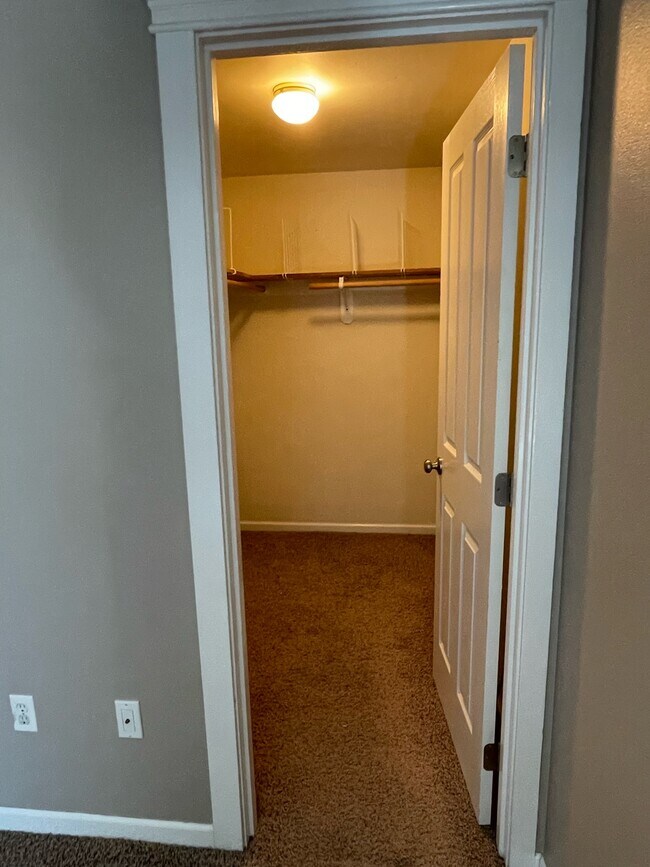 Walk-in Closet - 832 Umpqua St