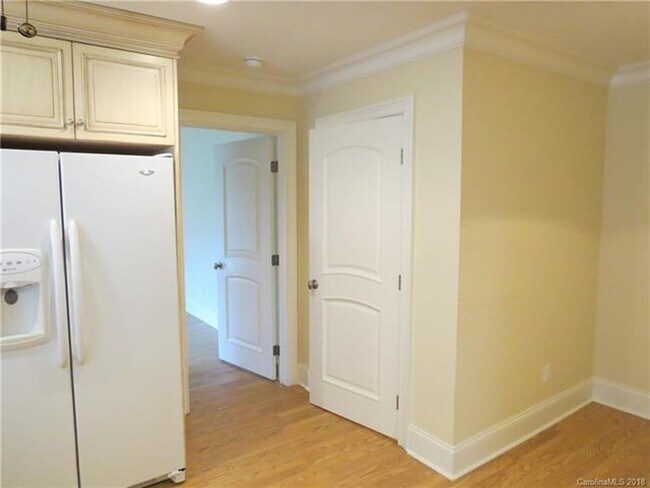 Building Photo - 123 7th St