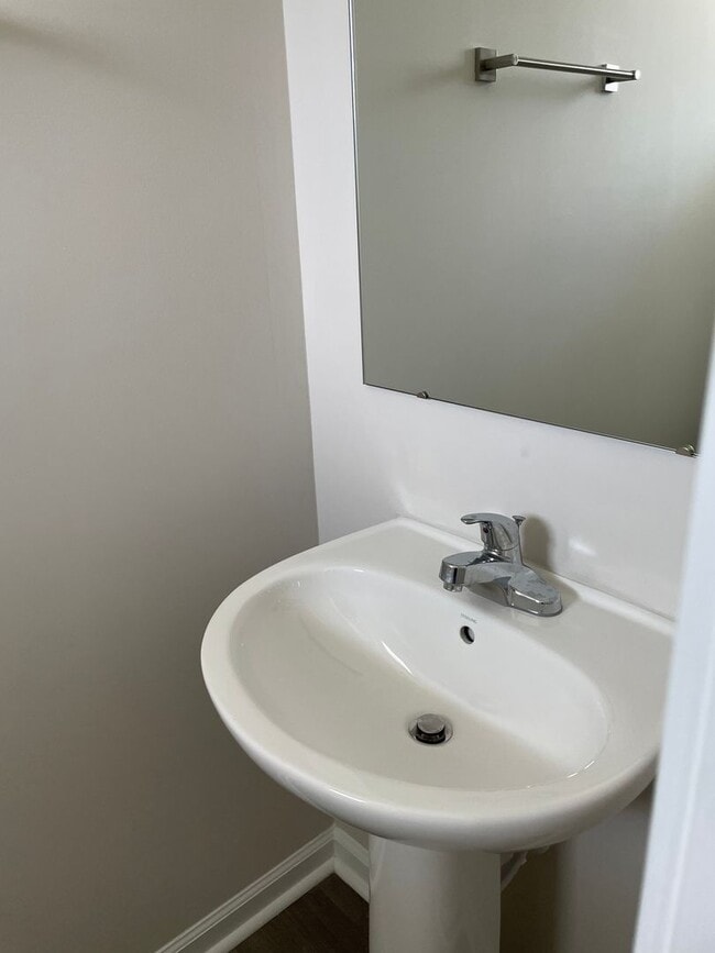 Building Photo - 3 Bedroom 2.5 Bathroom Town House in Middl...