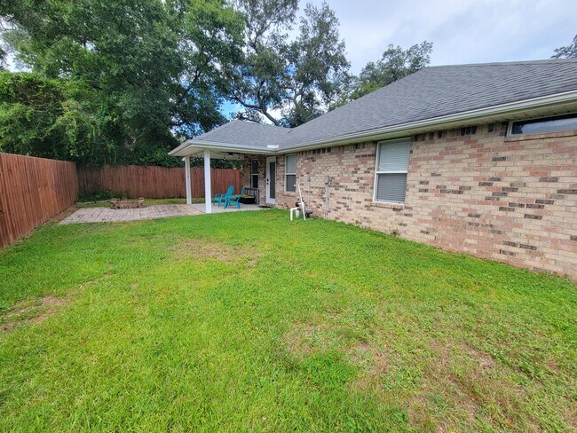 Building Photo - 712 Hazel Dr