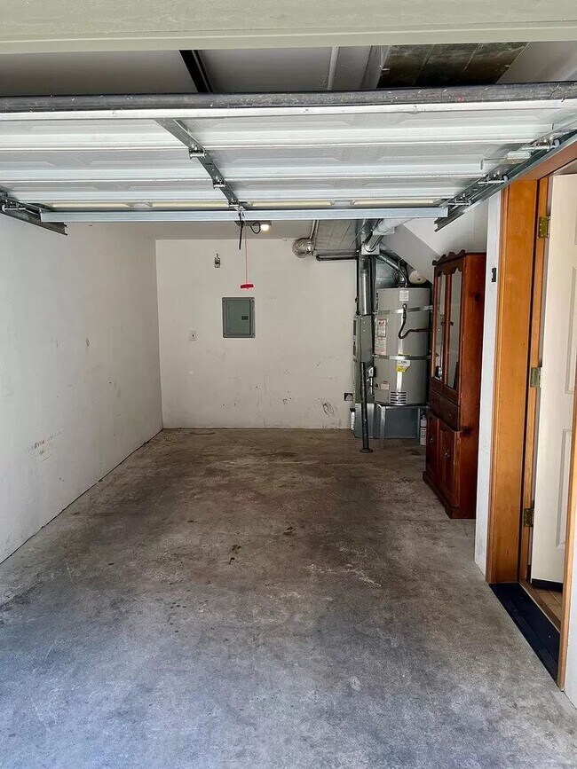 Building Photo - Appealing 2 bed / 1.5 bath townhouse in Greenwood/N Seattle with wood flooring