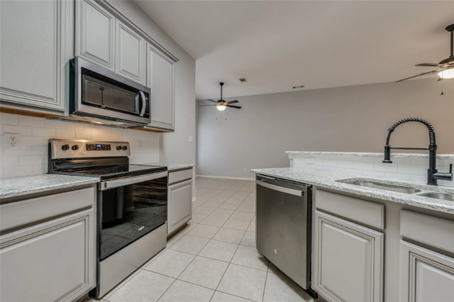 Building Photo - 1610 Poinsettia Blvd