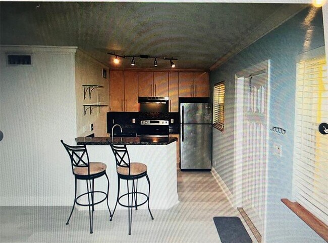 Building Photo - 811 NE 14th Pl