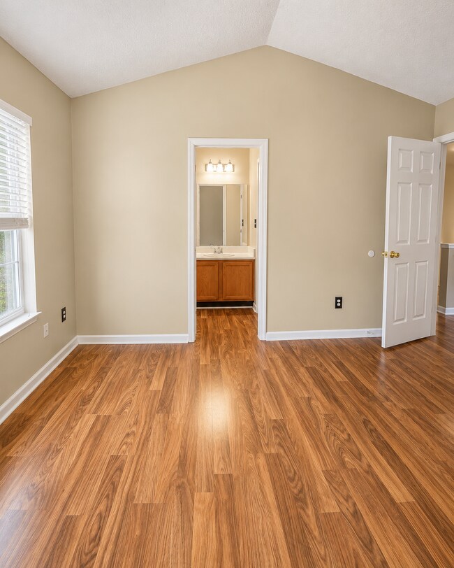Building Photo - 314 Country Club Dr