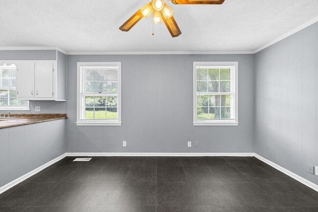 Building Photo - 3 Bedroom Pet Friendly Home For Rent!