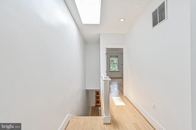 Building Photo - 512 Varnum St NW
