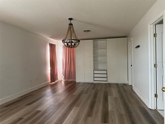 Building Photo - 211 Roseling Crossing