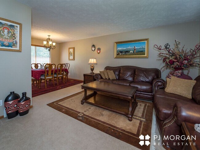 Building Photo - 4 bedroom, 3 bathroom - Available 9/15- Co...