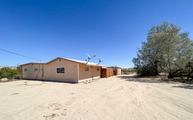 Building Photo - Cute 3 bedroom 2 bath in Desert Heights