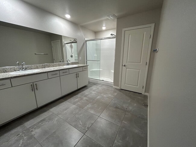 Building Photo - Gorgeous two-story home with 5 bedrooms and 3 bathrooms in a gated community