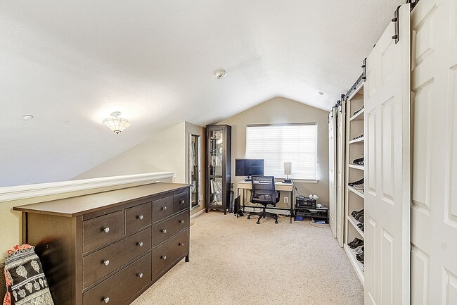 Building Photo - Furnished! Updated 3bed/3bath! 1 car garag...