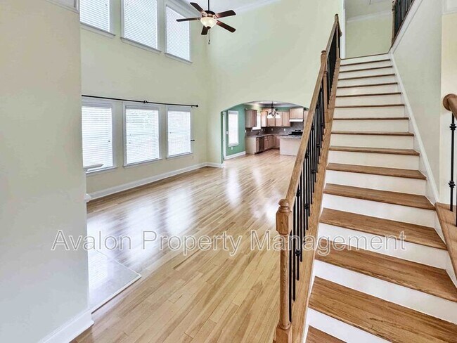 Building Photo - 2435 Manor View