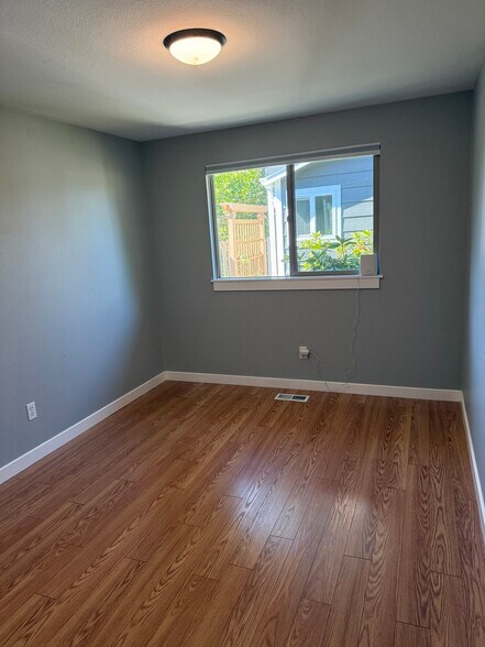 Building Photo - 21654 SW Columbia Dr