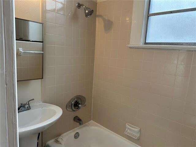 Building Photo - 844 1/2 Roosevelt Place Unit
