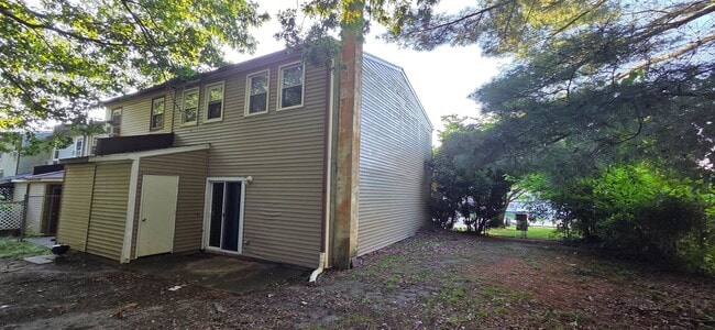 Building Photo - Spacious 3 Bedroom 1.5 Bath Townhome for RENT