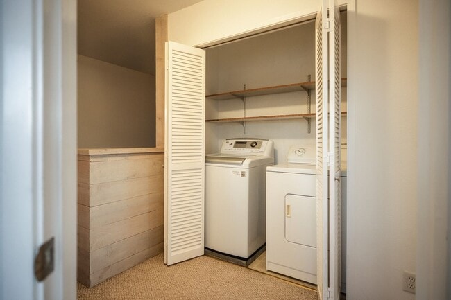 Building Photo - 2 Bedroom Townhome - 1 Block from NPS