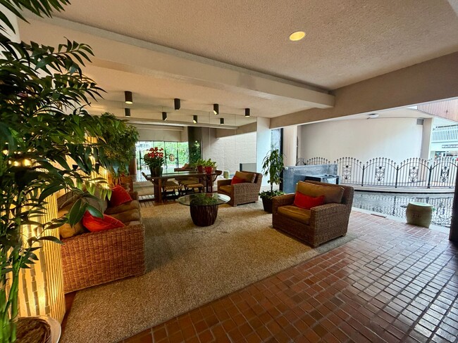 Building Photo - Luxury High-Floor Condo with Panoramic Ocean & Diamond Head Views | 2 Parking | Great Building Am...