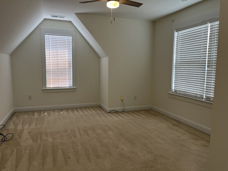 Building Photo - 527 Dubois Ct