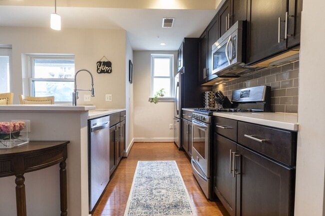 Building Photo - Beautiful 2 Bed/2 Bath Condo Rental - Conv...
